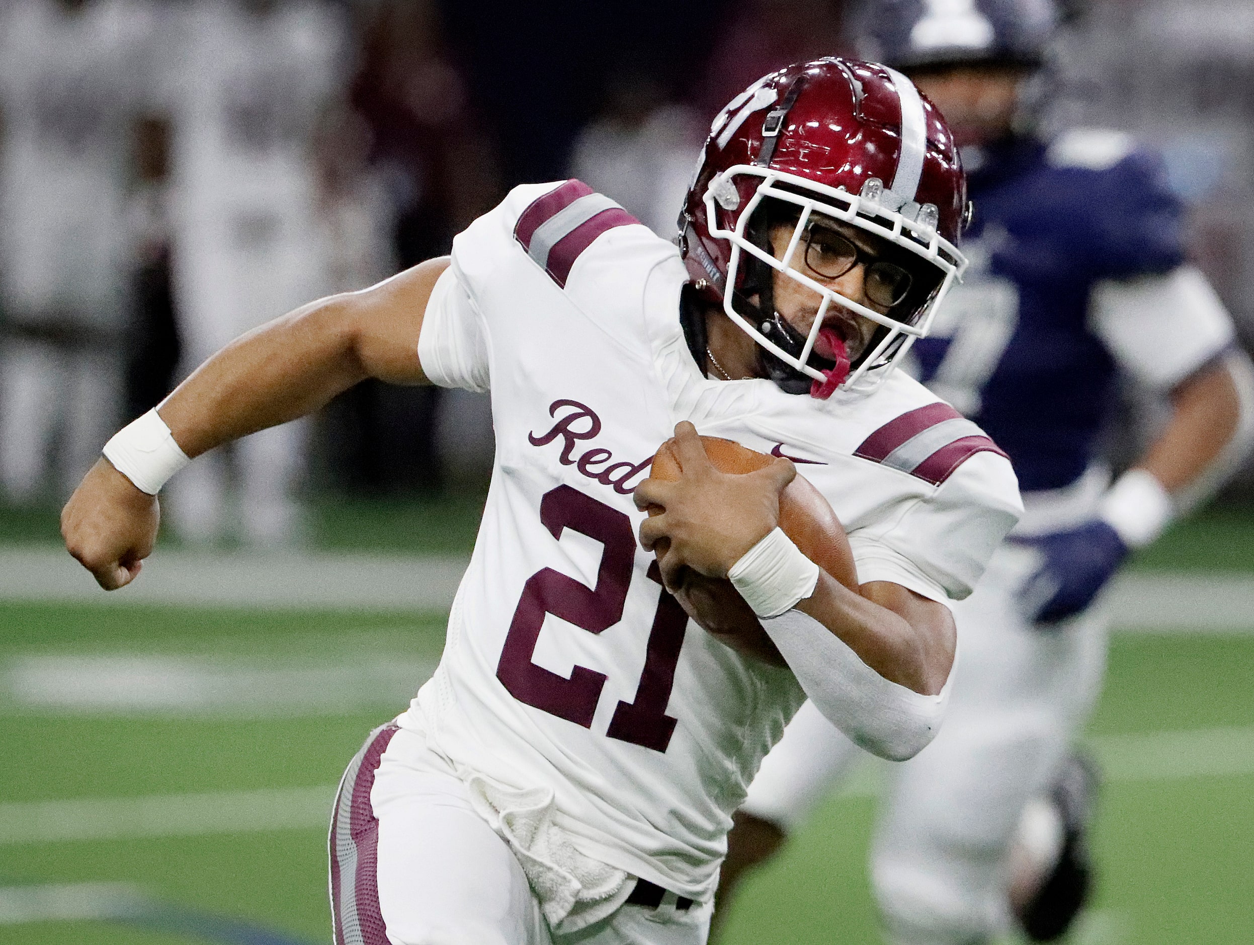 Red Oak High School running back Lorenzo Holman (21) carries the football during the first...