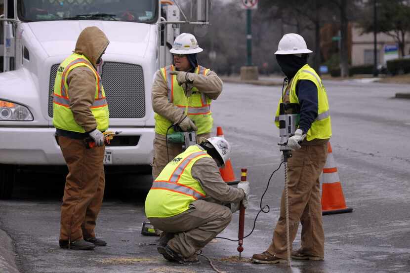 Atmos Energy crews investigate a gas leak on Jefferson Boulevard near South Polk Street in...