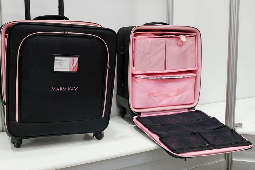 Maletas rosadas en exhibición durante la convención anual de Mary Kay, el lunes en Dallas.