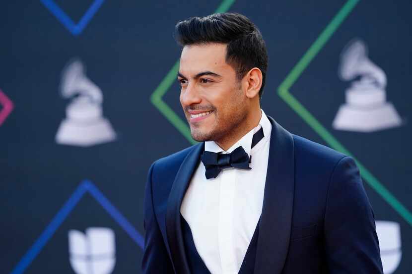 Carlos Rivera llega a la 22a entrega del Latin Grammy el 18 de noviembre de 2021, en el MGM...