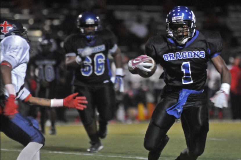 Seagoville running back Kailion Hughey (1) rushes for a touchdown against Kimball during...