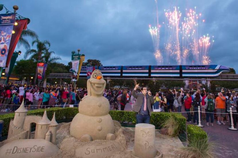 
Josh Gad, the voice of Olaf in Frozen, counting down to opening beside an 18,000-pound sand...