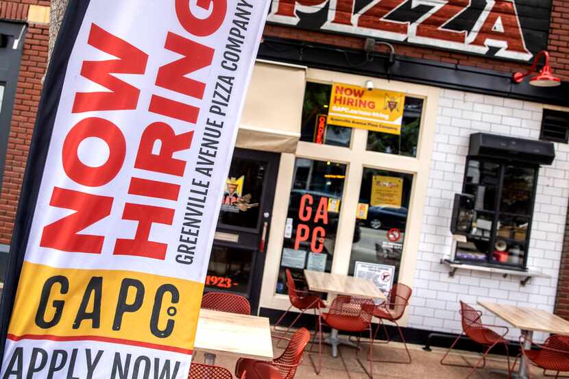 En todo el área de Dallas hay letreros anunciando vacantes. En Greenville Pizza Company...
