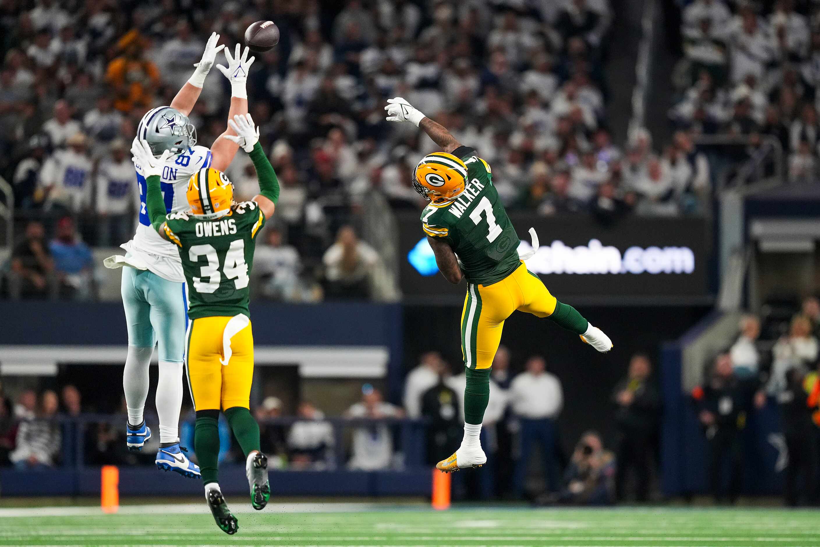 Dallas Cowboys tight end Jake Ferguson (87) makes a catch between Green Bay Packers safety...