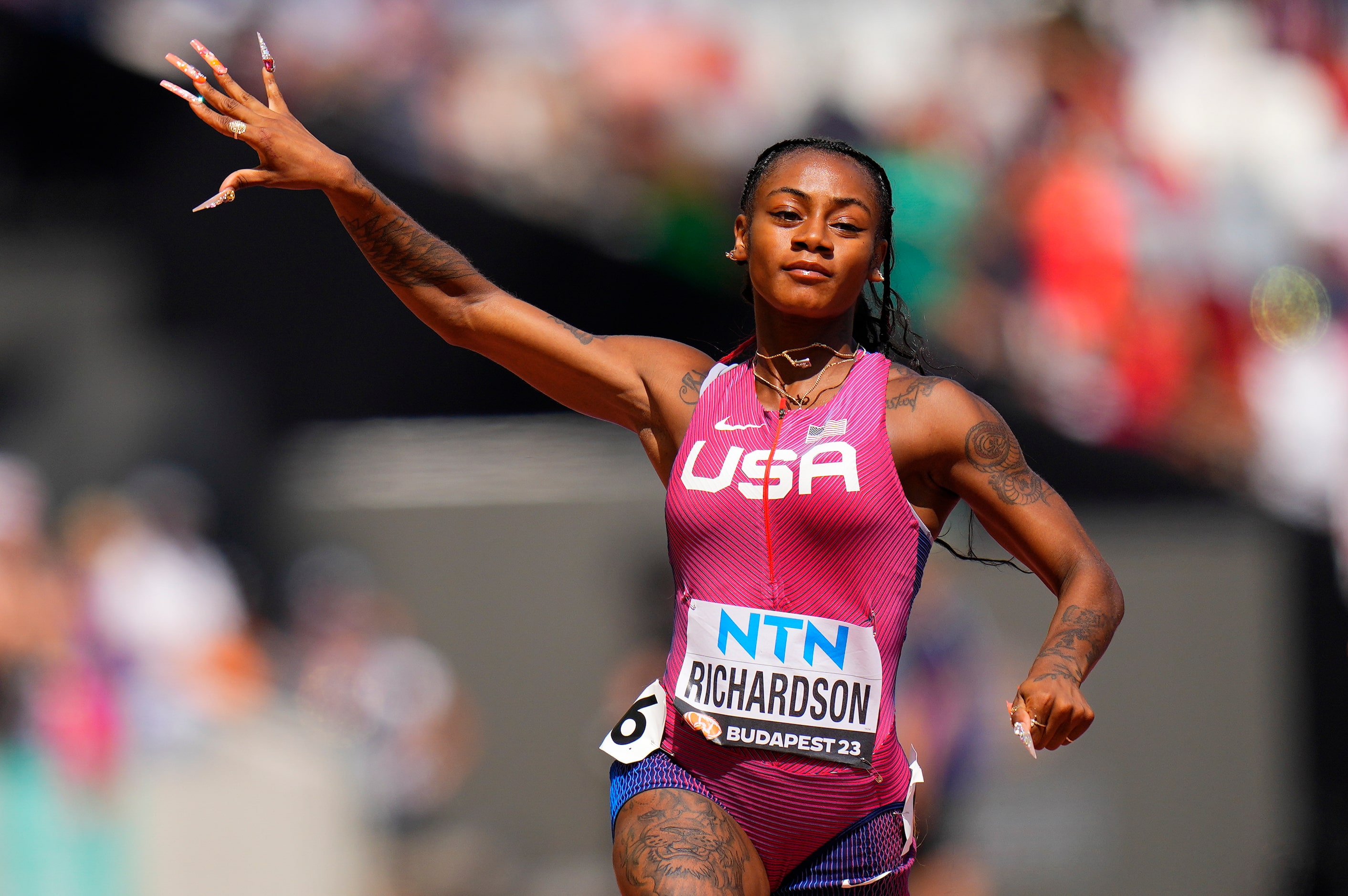 Sha'Carri Richardson gesticula tras ganar su eliminatoria de los 100 metros en el Mundial de...