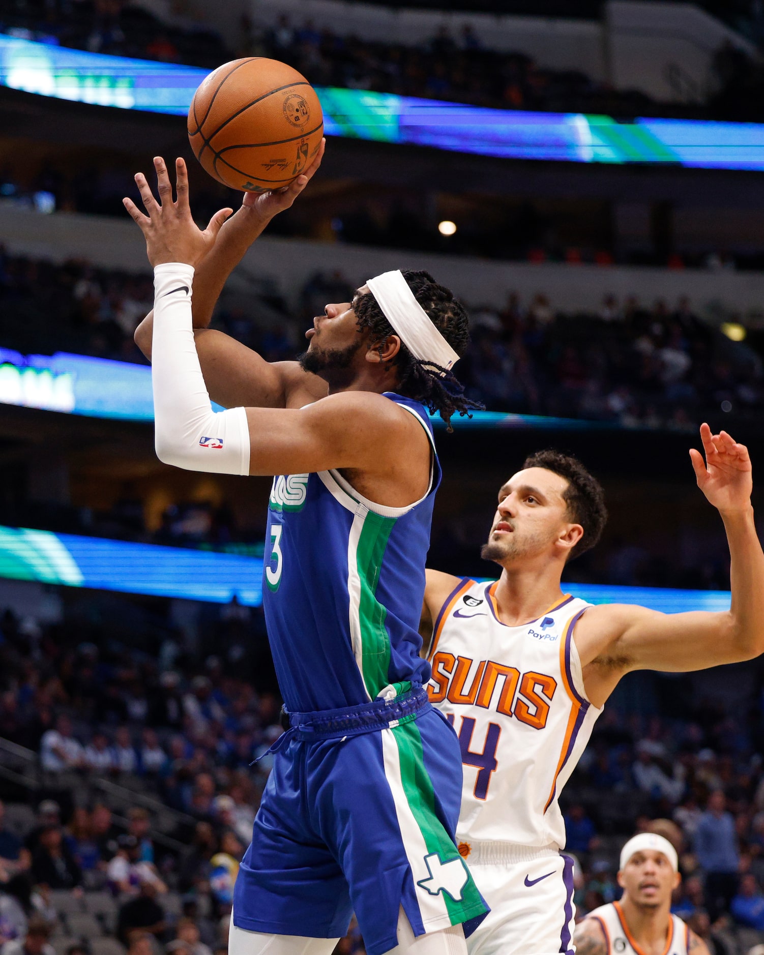 Dallas Mavericks guard Jaden Hardy (3) floats a shot alongside Phoenix Suns guard Landry...