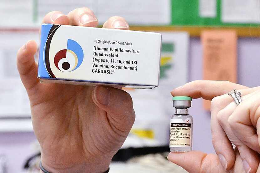Una enfermera muestra las dosis de la vacuna contra el virus del papiloma humano....