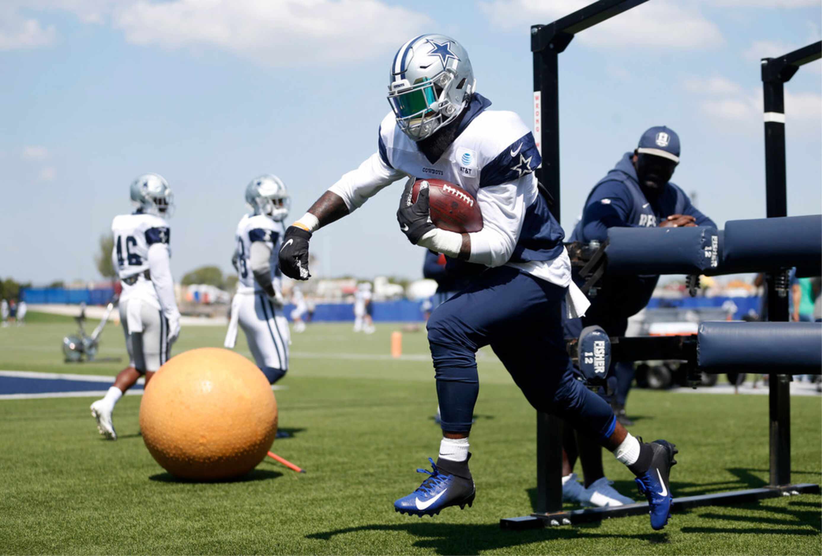 Dallas Cowboys running back Ezekiel Elliott (21) runs through drills with Dallas Cowboys...