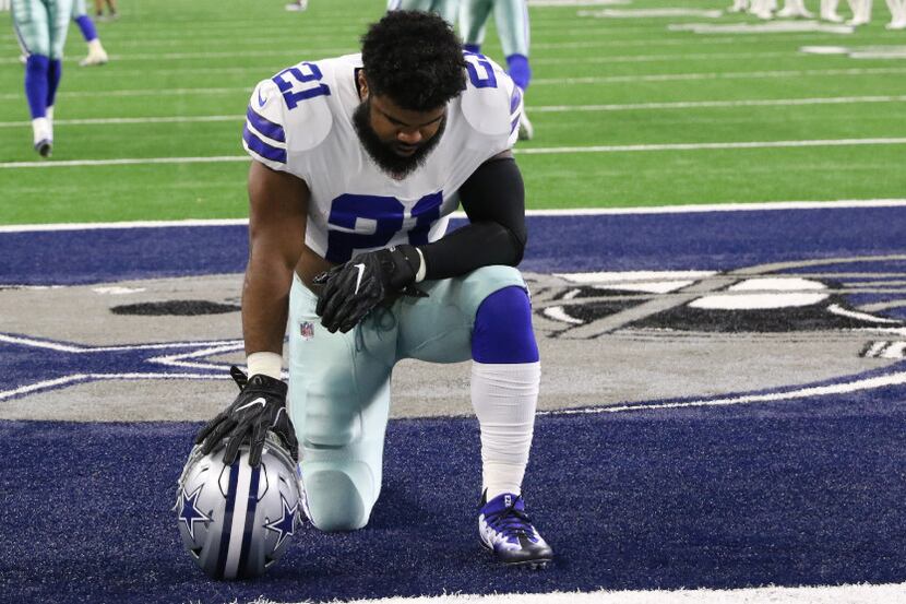 Dallas Cowboys Ezekiel Elliott (21) prays before the Dallas Cowboys vs Oakland Raiders...