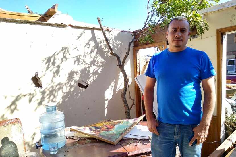 Manuel Rojas, de 38 años, muestra lo que fue su cocina. La vivienda que arrendaba en Preston...