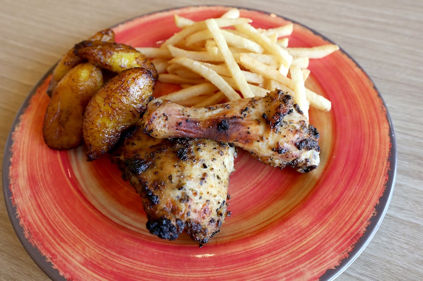 Un típico plato de pollo con papas fritas y plátanos fritos en Pollo Campero en su tienda en...