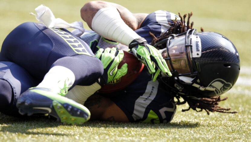 Seattle Seahawks free safety Earl Thomas (29) recovers a fumble from Dallas Cowboys running...