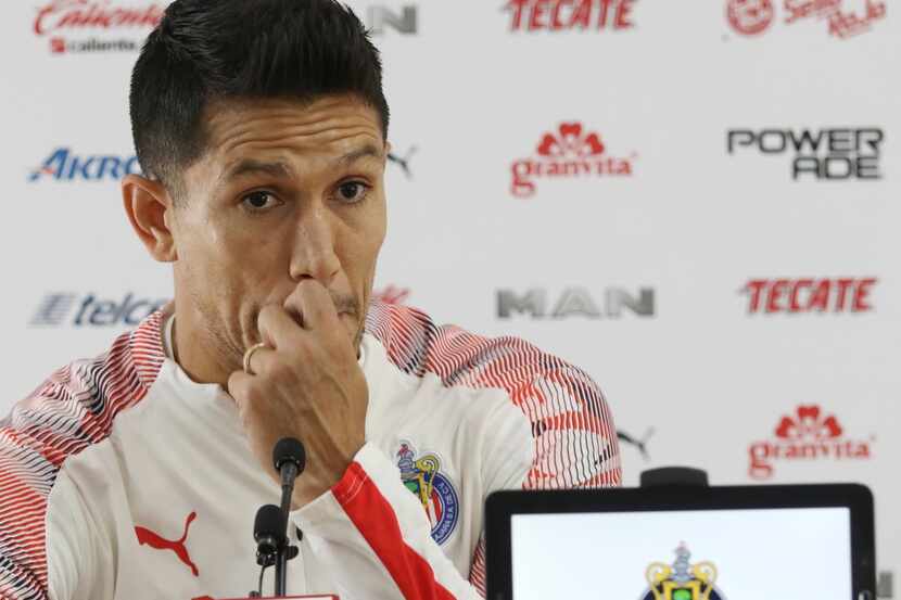 El mediocampista y capitán de Chivas de Guadalajara, Jesús Molina, en la conferencia de...