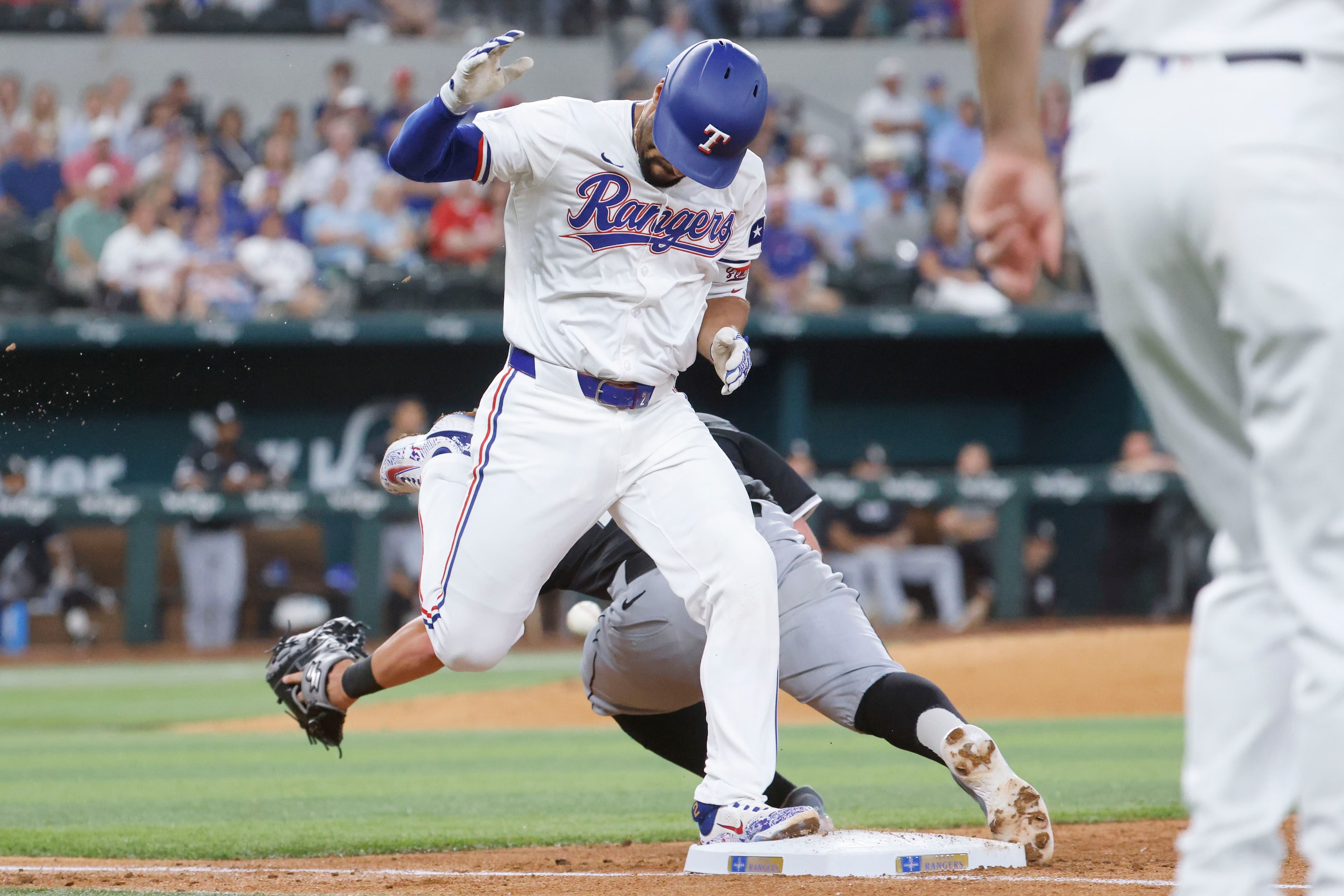 Marcus Semien (2) reaches the first base for a single past Chicago White Sox first baseman...