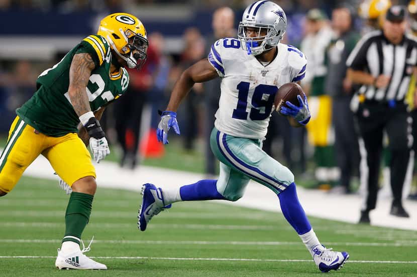 Dallas Cowboys wide receiver Amari Cooper (19) catches a pass in front of Green Bay Packers...