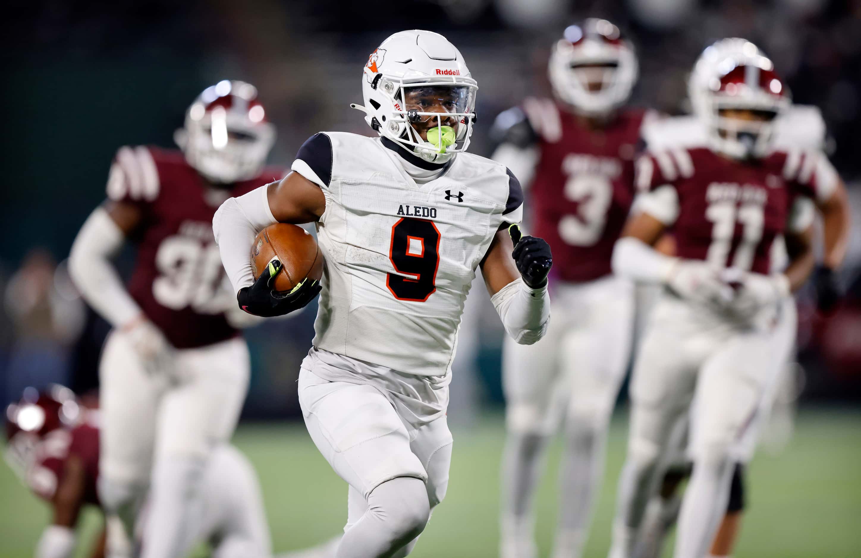 Aledo running back Raycine Guillory (9) races for a second quarter touchdown against the Red...