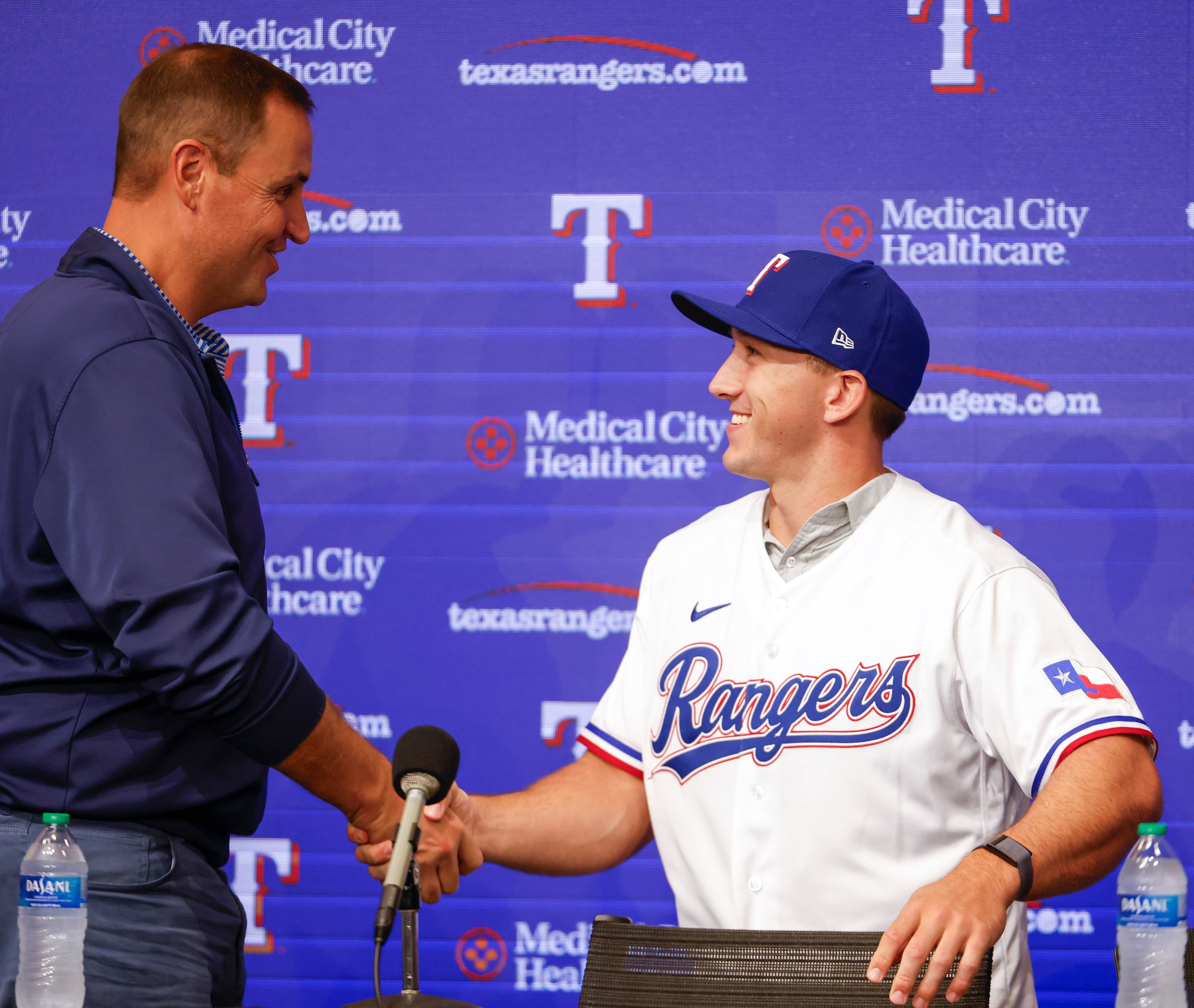 Texas Rangers Executive Vice President Chris Young, (left), shakes hands with Rangers top...