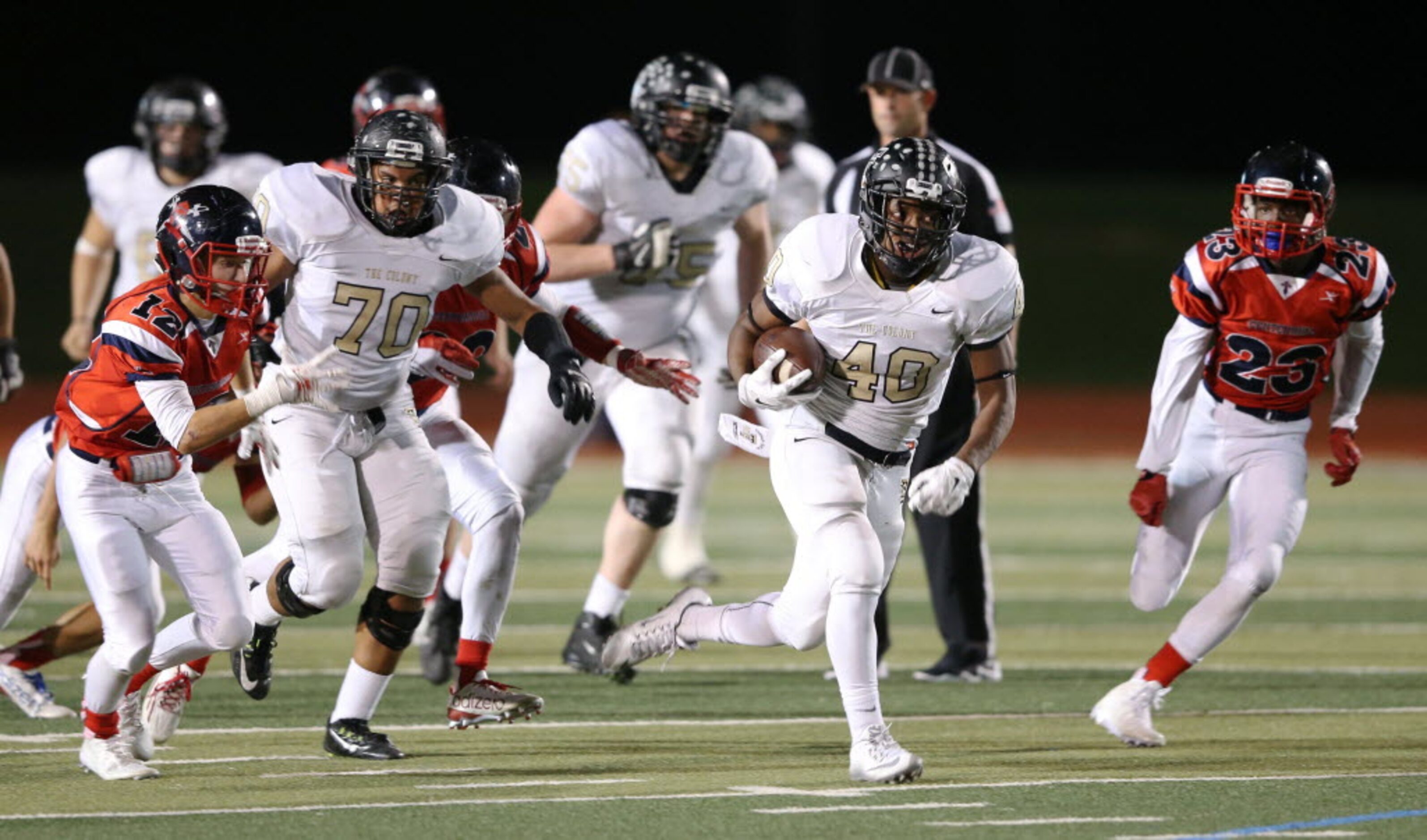 The Colony's Darius Mitchell (40) breaks away for a long run in a game against Frisco...