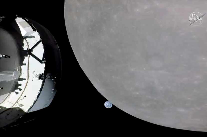 Esta imagen tomada del canal de la NASA muestra la cápsula Orion, acercándose a la Luna, el...