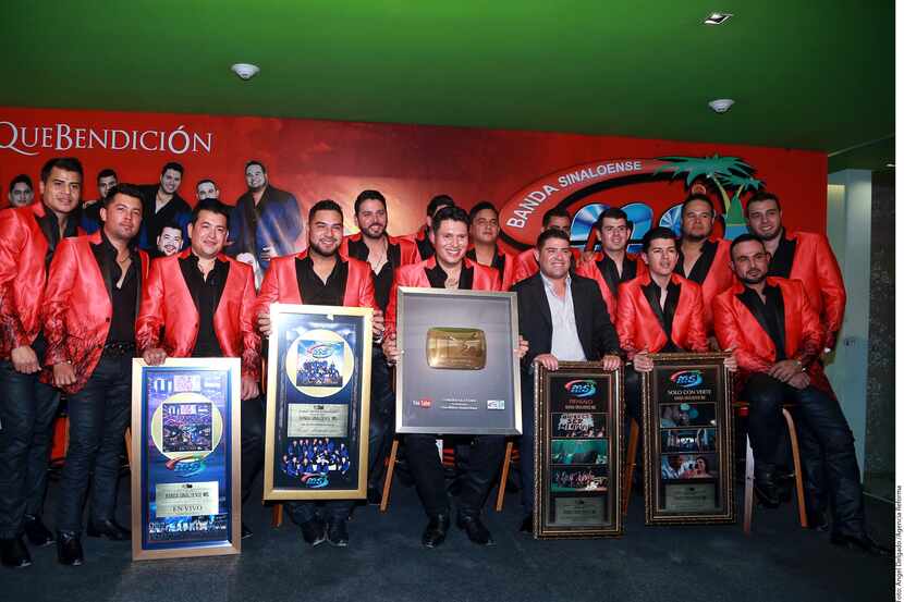 La Banda MS recibió disco de oro por 30 mil copias del álbum “Que Bendición”. 
