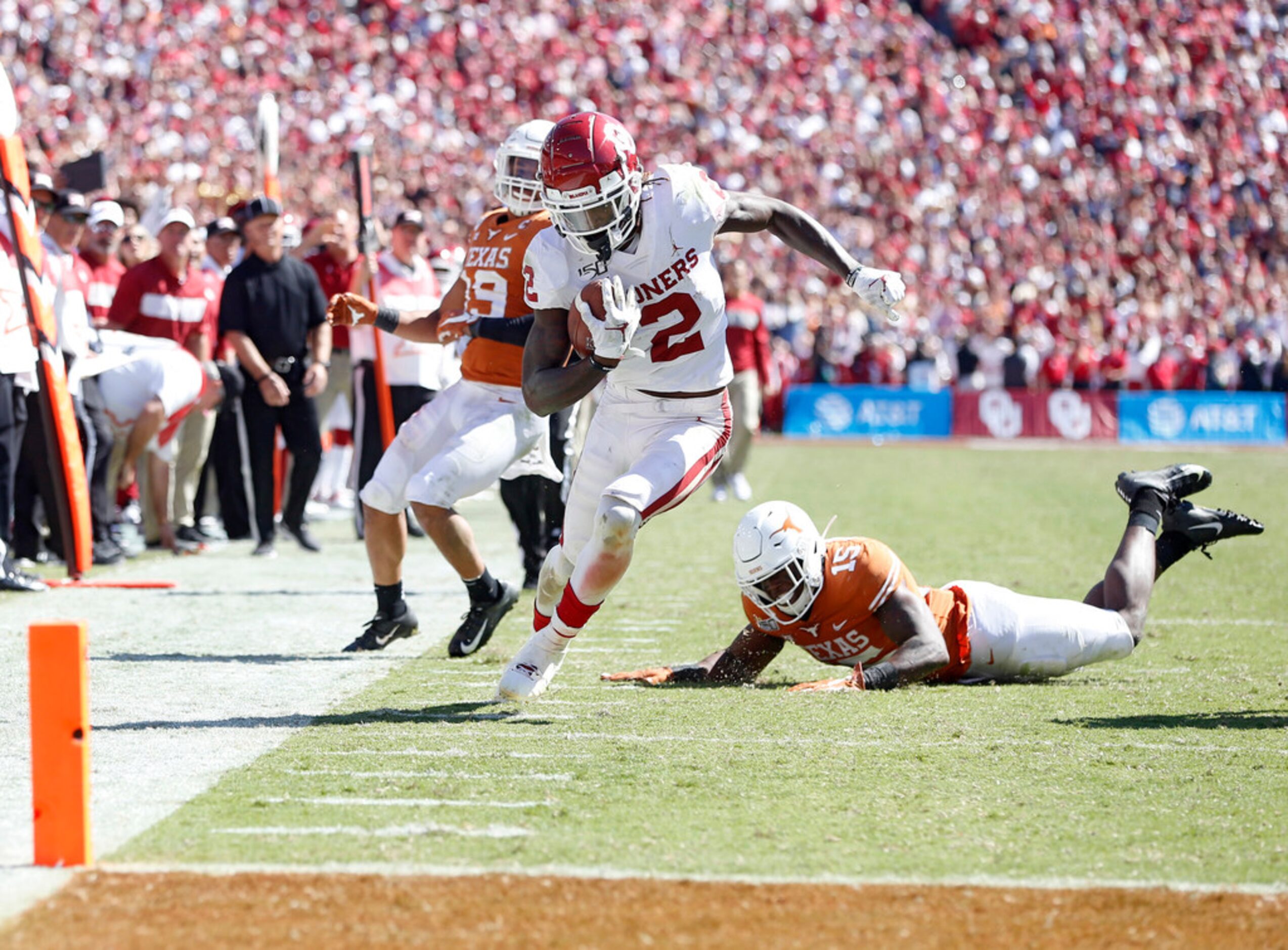 Oklahoma Sooners wide receiver CeeDee Lamb (2) breaks away from Texas Longhorns defensive...