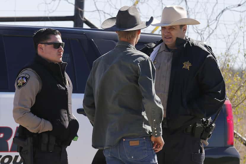 Agentes del Sheriff del condado de Uvalde bloquean el ingreso a un vecindario luego de una...