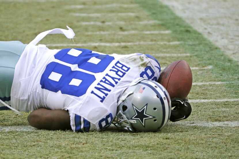 Dallas Cowboys wide receiver Dez Bryant (88) temporarily loses control of the ball after a...