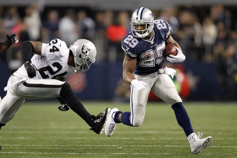 Dallas Cowboys running back DeMarco Murray (29) sweeps to the outside to avoid the tackle by...