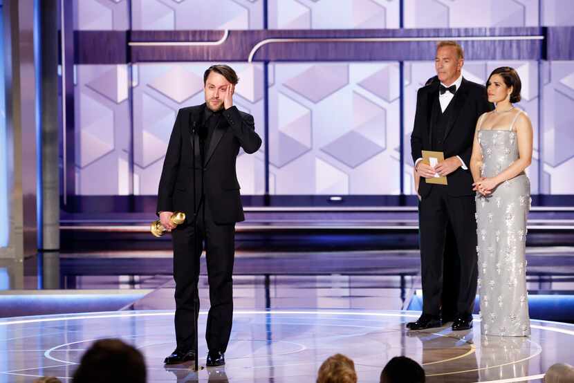 En esta imagen proporcionada por CBS, Kieran Culkin recibe el premio a mejor actor de una...