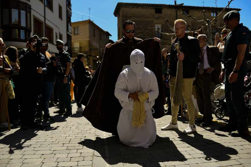 Penitentes en la procesión 'Los Picaos', en San Vicente de La Sonsierra, en el norte de...