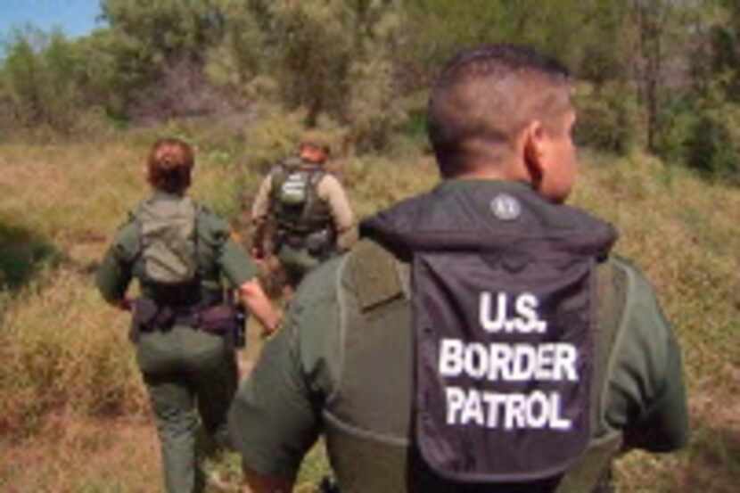 Unos agentes de la Patrulla Fronteriza  patrulla cerca de la frontera entre Texas y México....