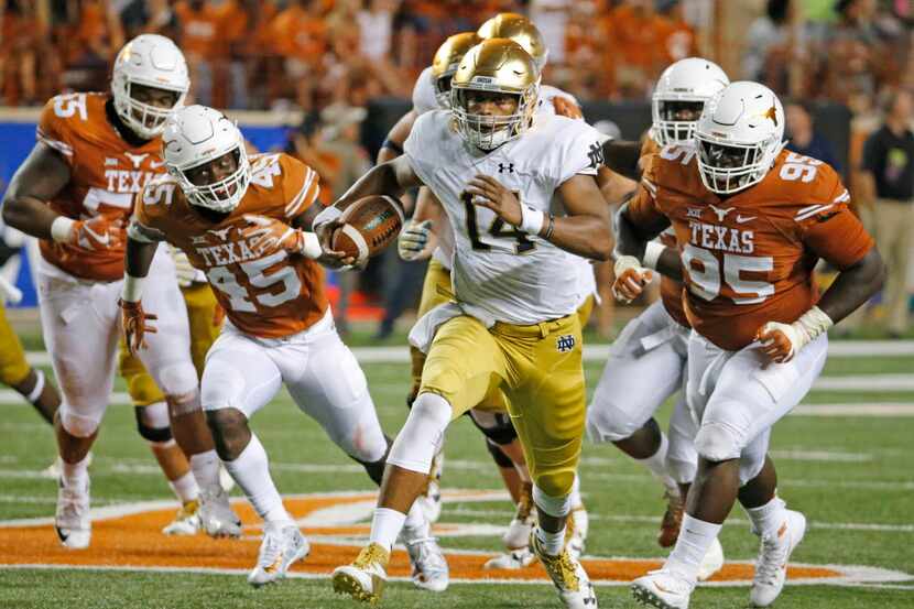 Texas linebacker Anthony Wheeler (45) and defensive tackle Poona Ford (95) pursue Notre Dame...
