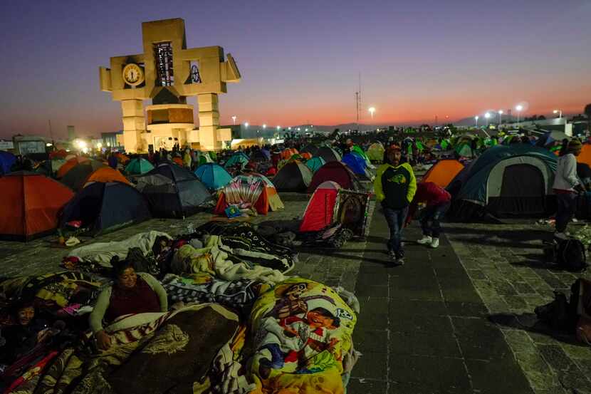 Los peregrinos acampan afuera de la Basílica de Guadalupe en la Ciudad de México, el lunes...