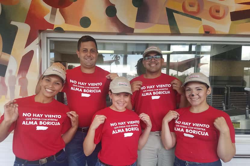 Trabajadores de la compañía Krispy Kreme portan playeras con la leyenda de la campaña...