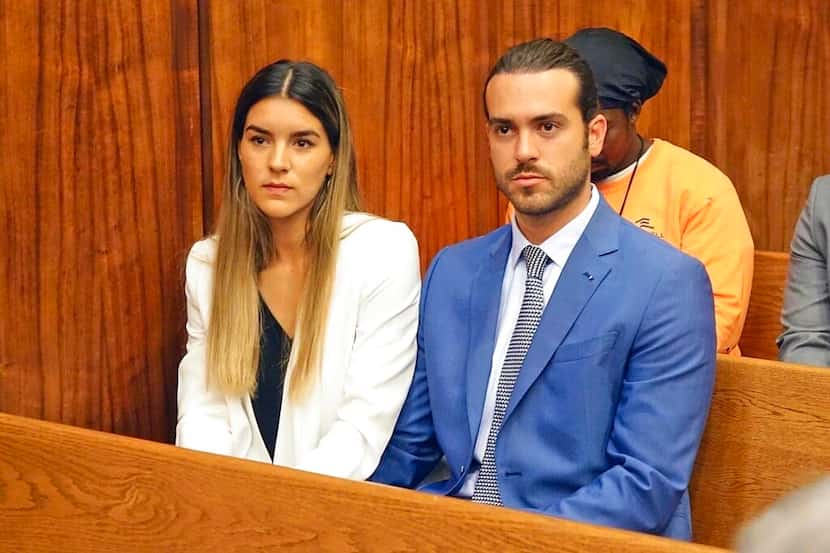 El actor mexicano Pablo Lyle, acompañado por su esposa Ana Araujo, comparece en una corte en...