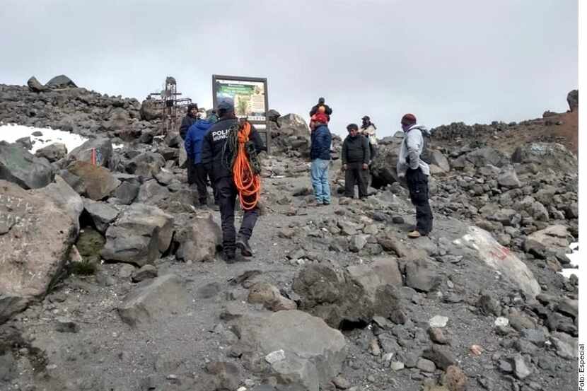 Luego de sufrir una caída en la cara sur del Volcán Citlaltépetl, cuatro alpinistas que...