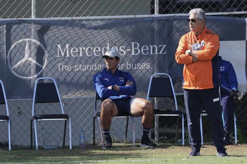 El entrenador de Rayados de Monterrey, Víctor Manuel Vucetich (der), observa una práctica de...