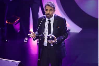 Eugenio Derbez habla tras ser reconocido como Leyenda en la ceremonia de los Premios Aura,...