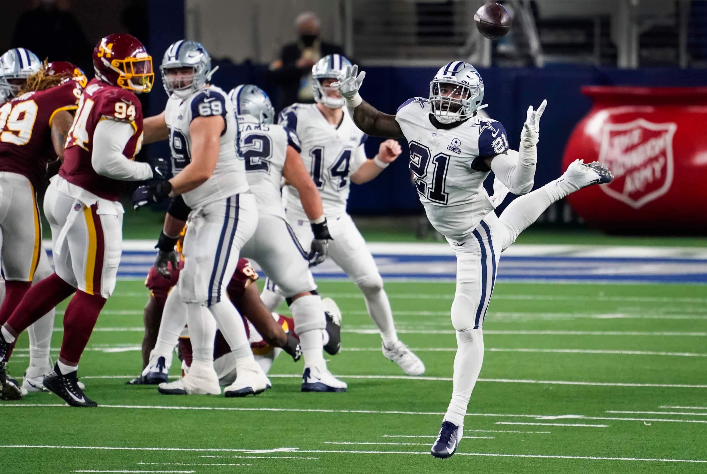 Dallas Cowboys running back Ezekiel Elliott (21) has a pass from quarterback Andy Dalton...