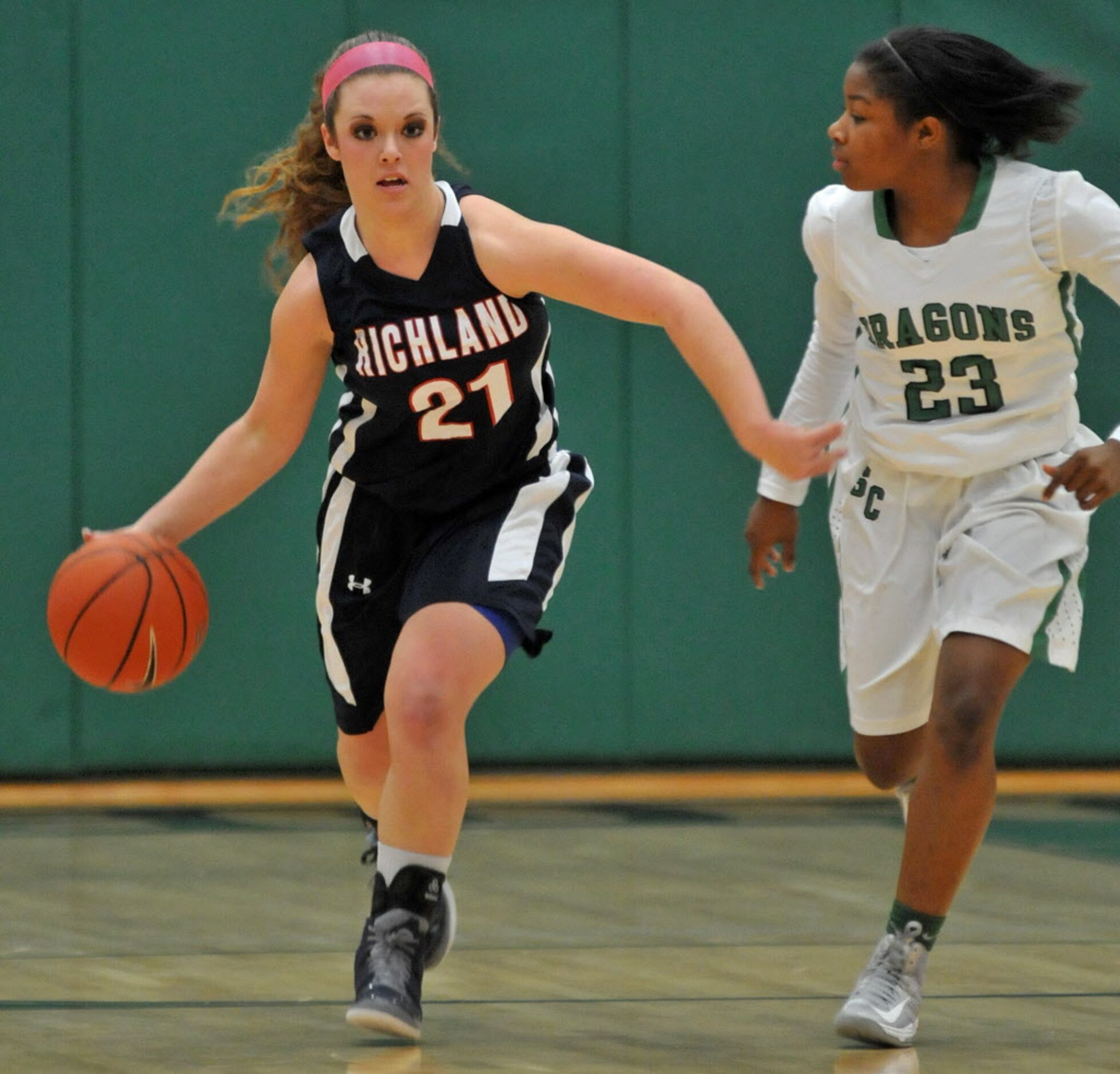 Carroll senior Kami Mickens (23) keeps pace with  Richland sophomore Lexi Bartlett (21)...