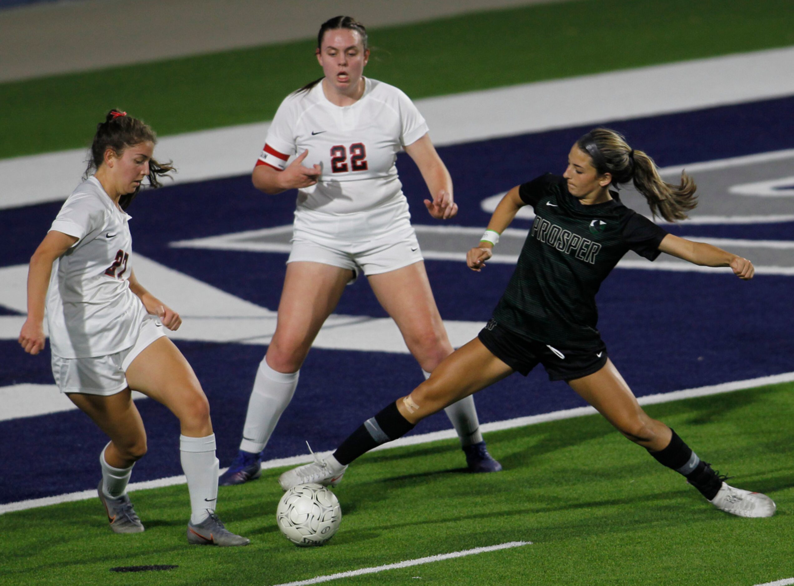 Prosper's Emma Kolinsky (11), right, stretches to reach a long pass as Coppell defenders...