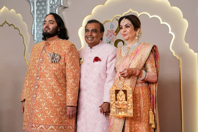 Mukesh Ambani (centro) posa con su hijo Anant y con su esposa Nita en el Jio World...
