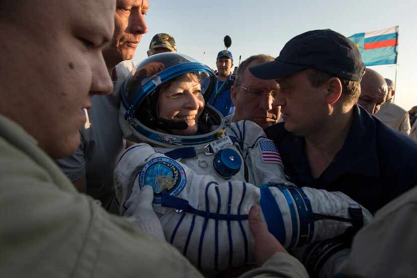 La astronauta Peggy Whitson recibe ayuda para salir de la cápsula Soyuz a su regreso a la...
