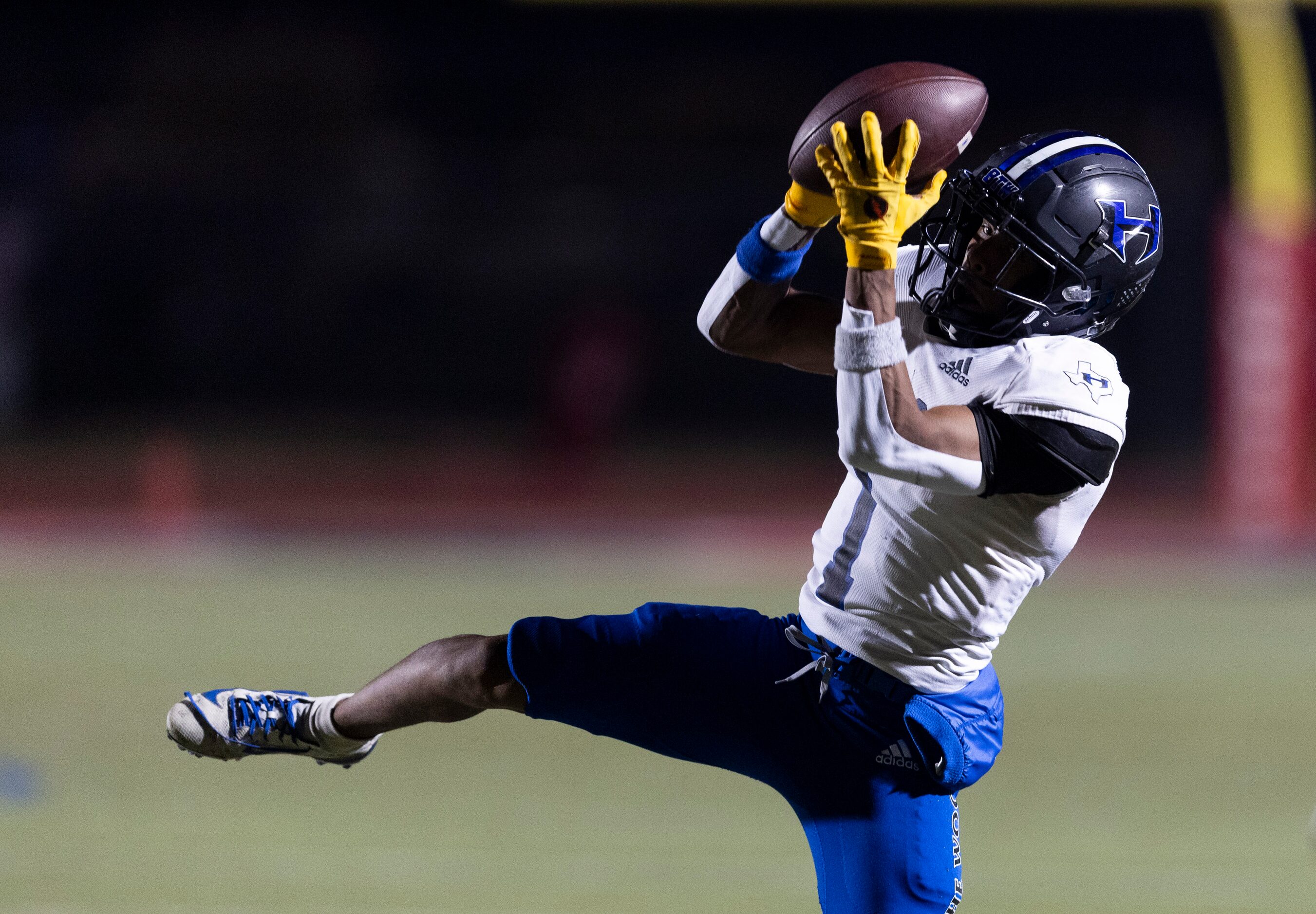 Hebron senior wide receiver Trenton Bronaugh (1) catches a pass during the first half of a...