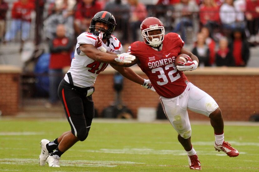 Oct 24, 2015; Norman, OK, USA; Oklahoma Sooners running back Samaje Perine (32) runs through...