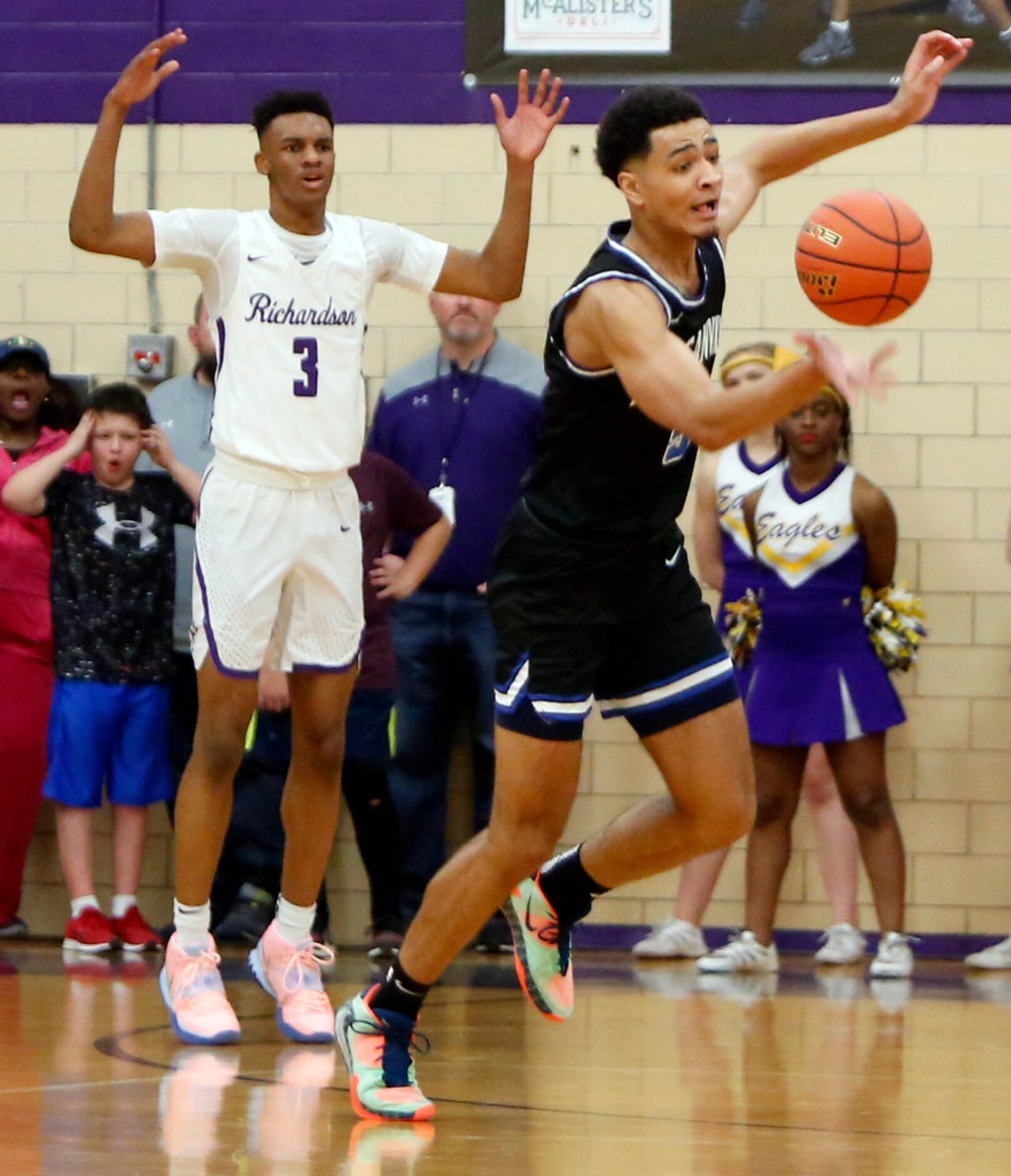 Duncanville's Micah Peavy (5) reaches for the ball after leaping to block a shot by...