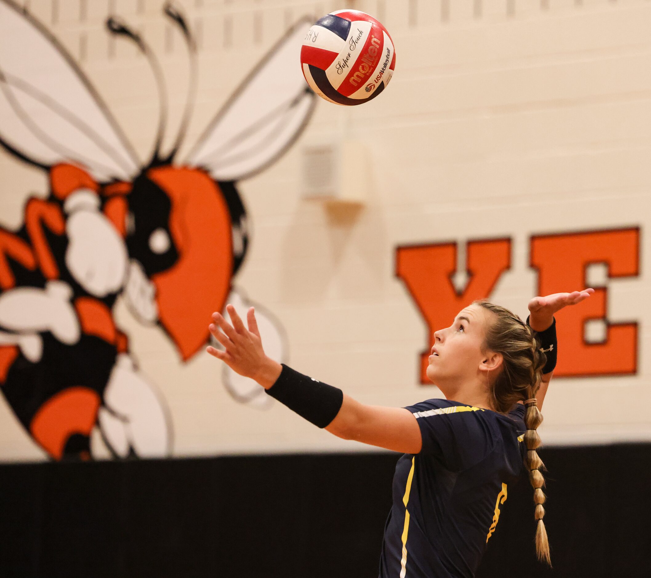 Highland Park High School’s Zoe Winford serves the ball during the volleyball game between...