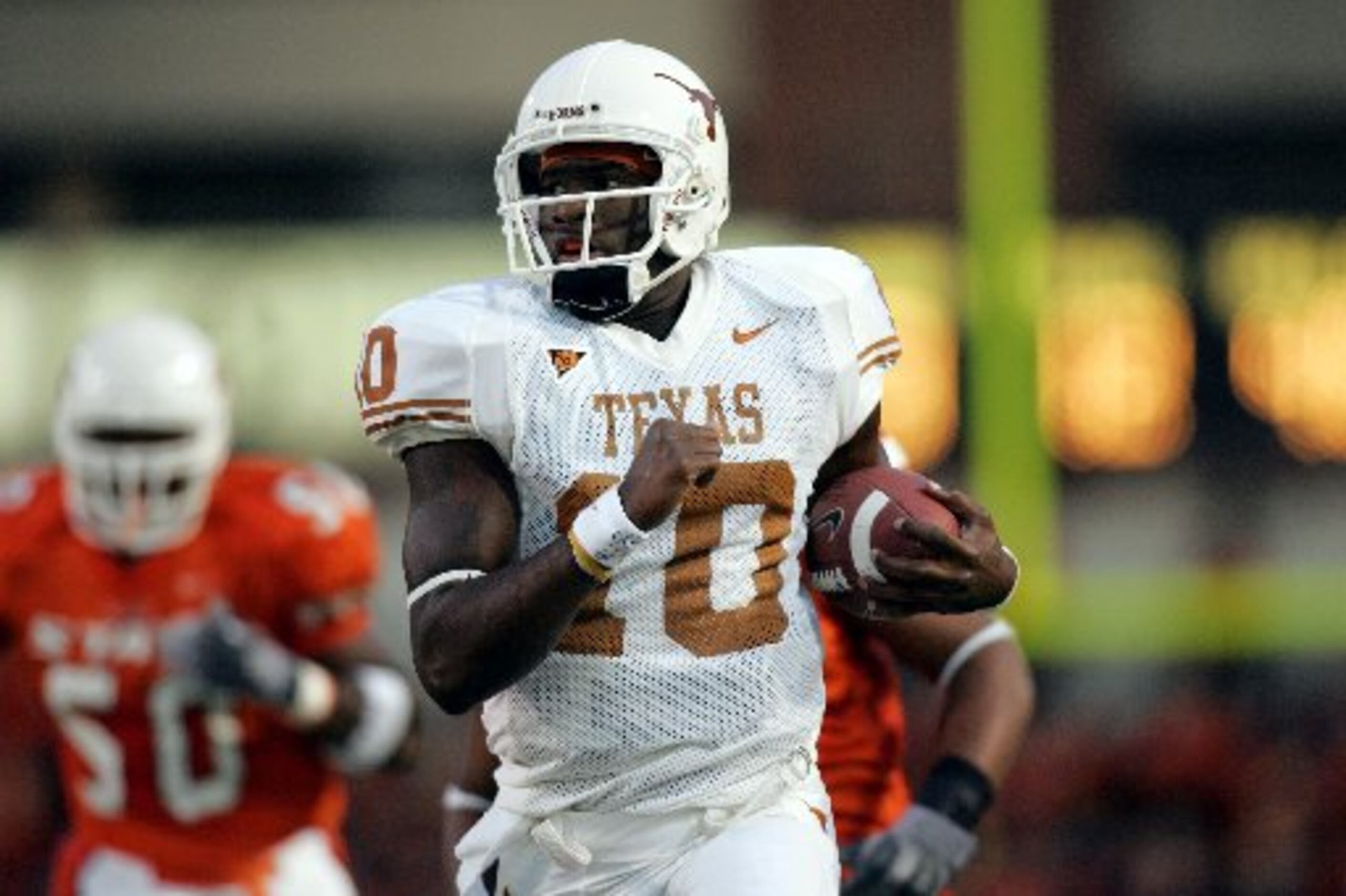 Tennessee Titans rookie quarterback Vince Young (10) is pressured