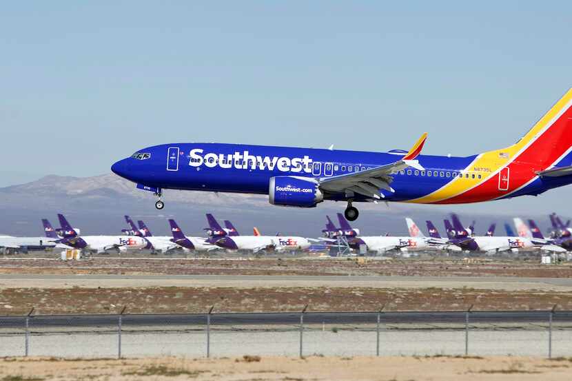 Un avión Boeing 737 Max de Southwest Airlines aterriza en la base Southern California...