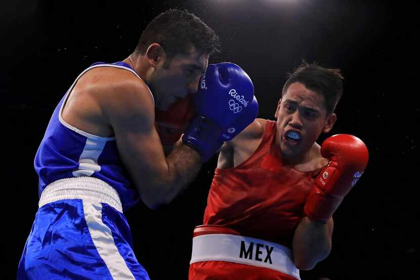 Misael Uziel Rodríguez de México (rojo) está en semifinales de boxeo de peso medio de Río....